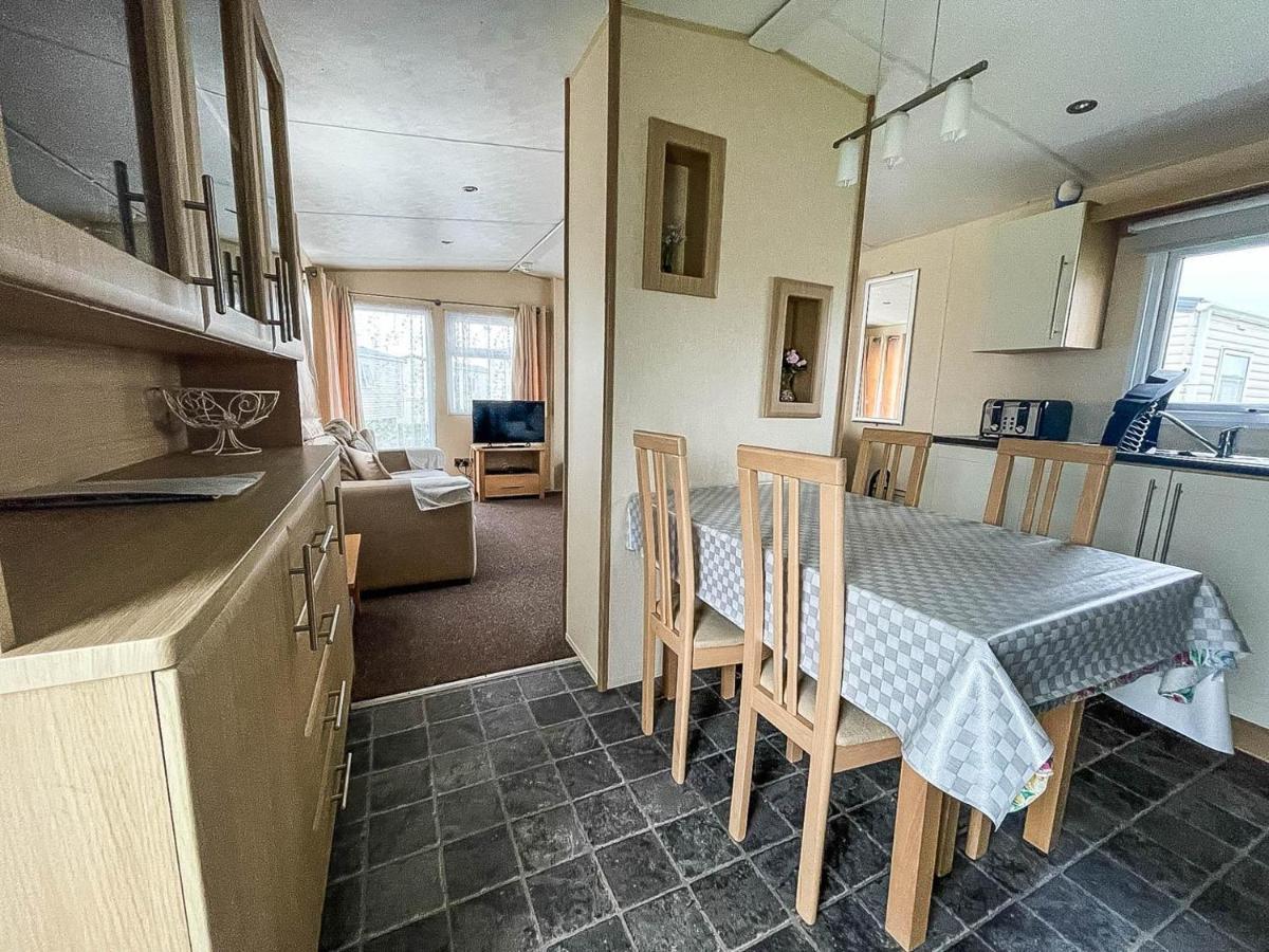 Lovely Caravan With Decking At Heacham Beach In Norfolk, Sleeps 6 Ref 21020C Exterior foto