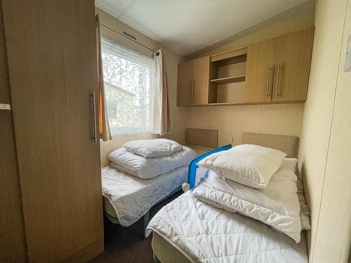 Lovely Caravan With Decking At Heacham Beach In Norfolk, Sleeps 6 Ref 21020C Exterior foto
