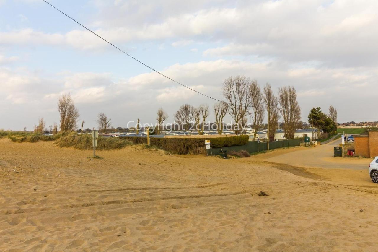 Lovely Caravan With Decking At Heacham Beach In Norfolk, Sleeps 6 Ref 21020C Exterior foto