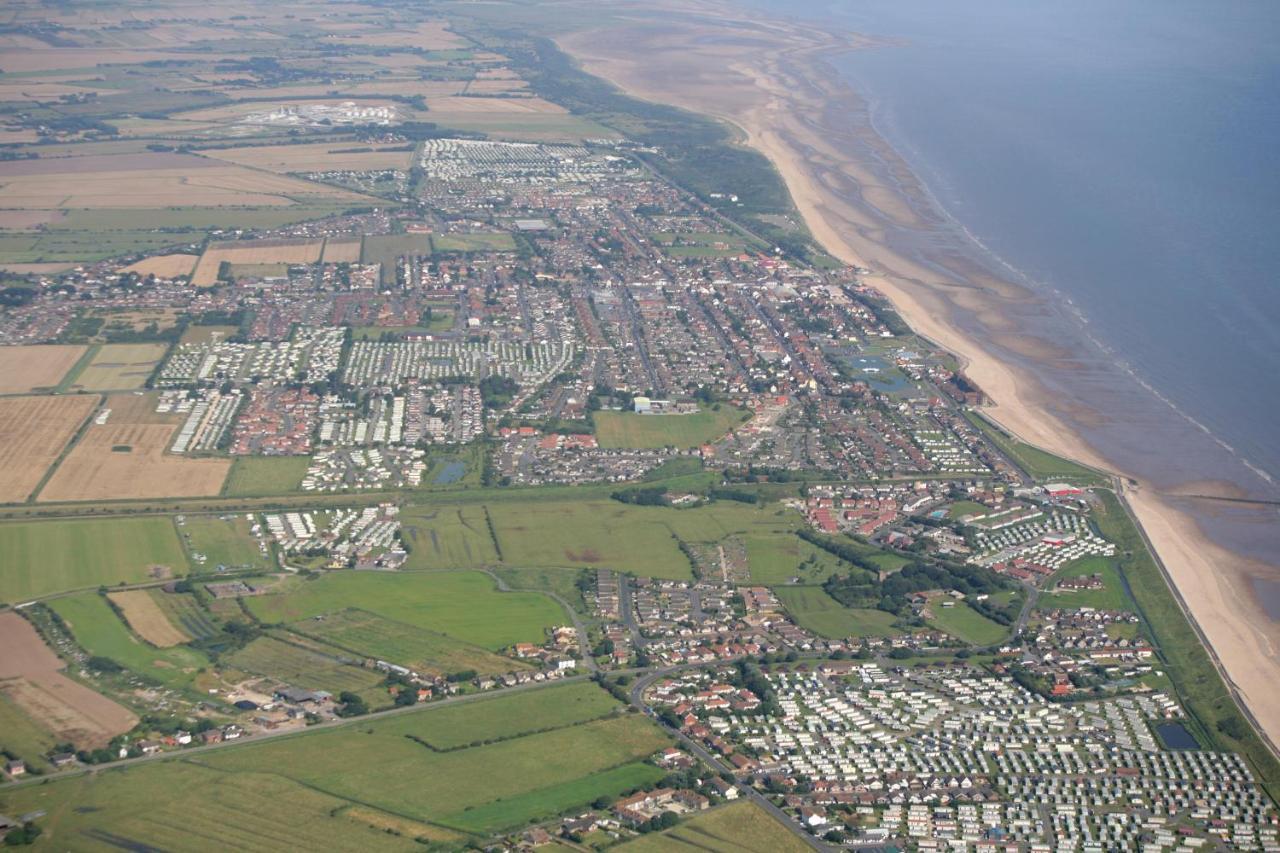 Lovely Caravan With Decking At Heacham Beach In Norfolk, Sleeps 6 Ref 21020C Exterior foto